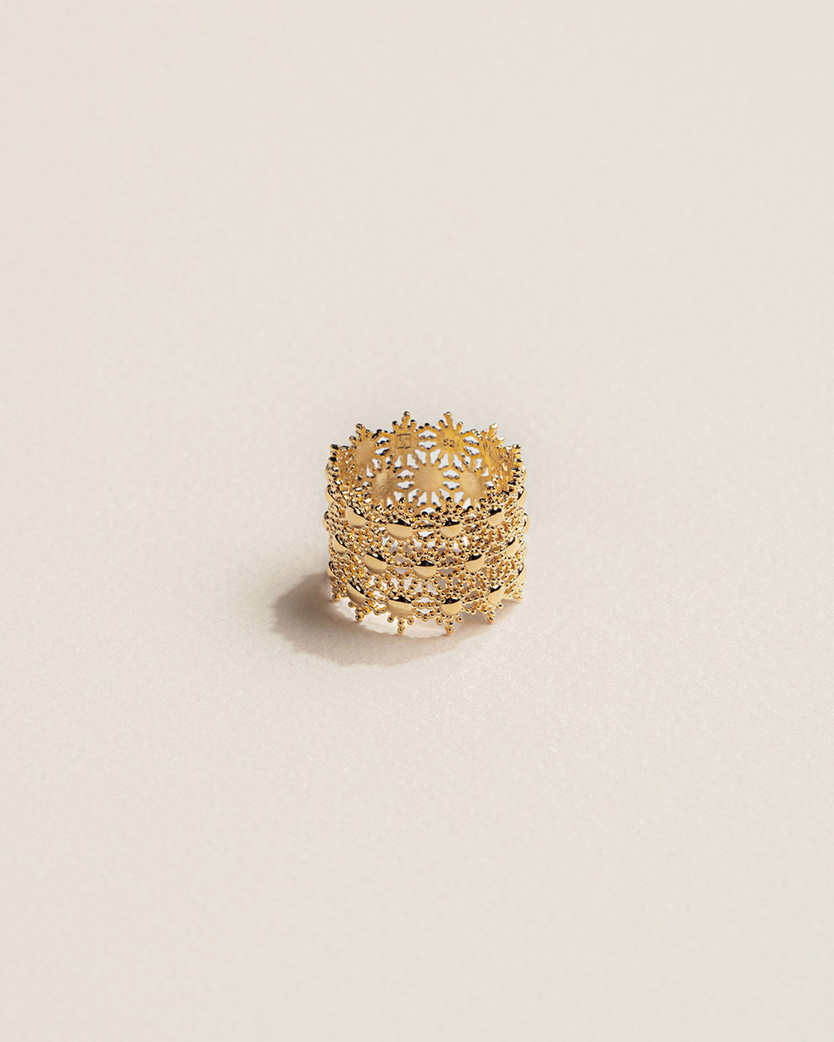 A 18k gold-plated openwork ring with a geometric star pattern