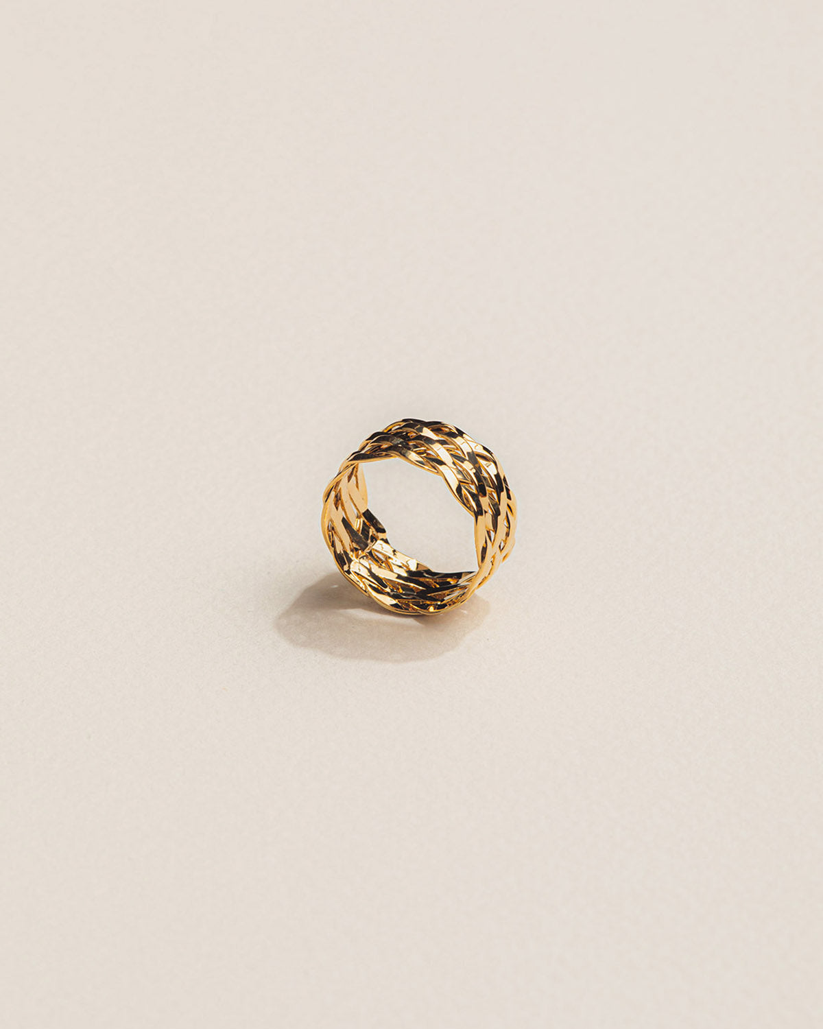 A 18k gold-plated colored hoop-shaped ring with a cannage pattern
