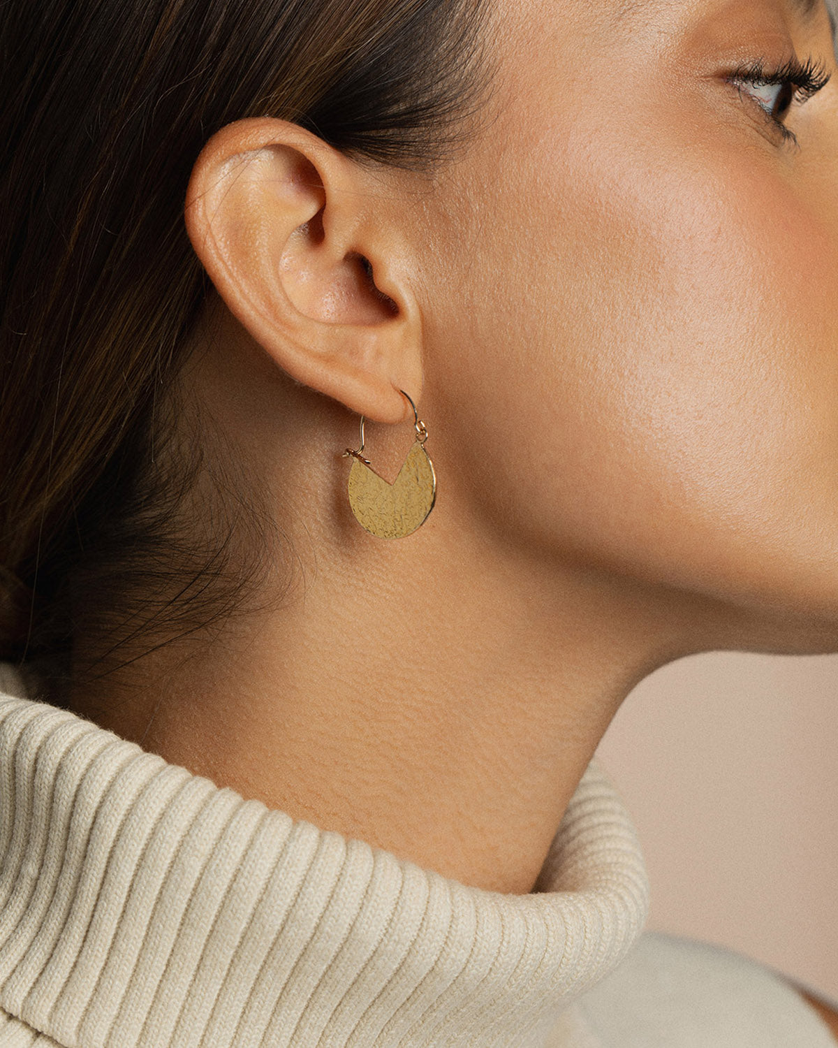 A 18k gold-plated hammered earrings