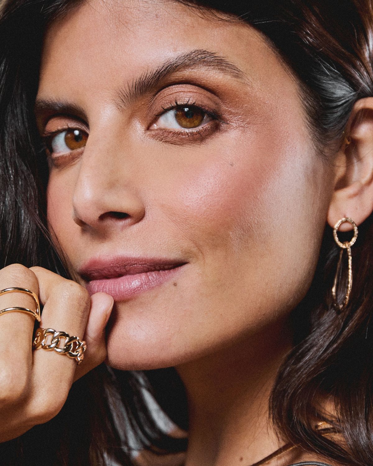 A 18k gold-plated gliding earrings with a organic ring