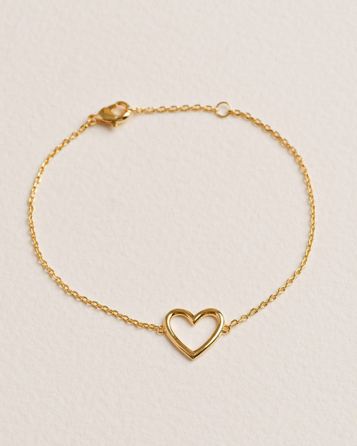A 18k Gold Plated bracelet with a heart-shaped photo packshot