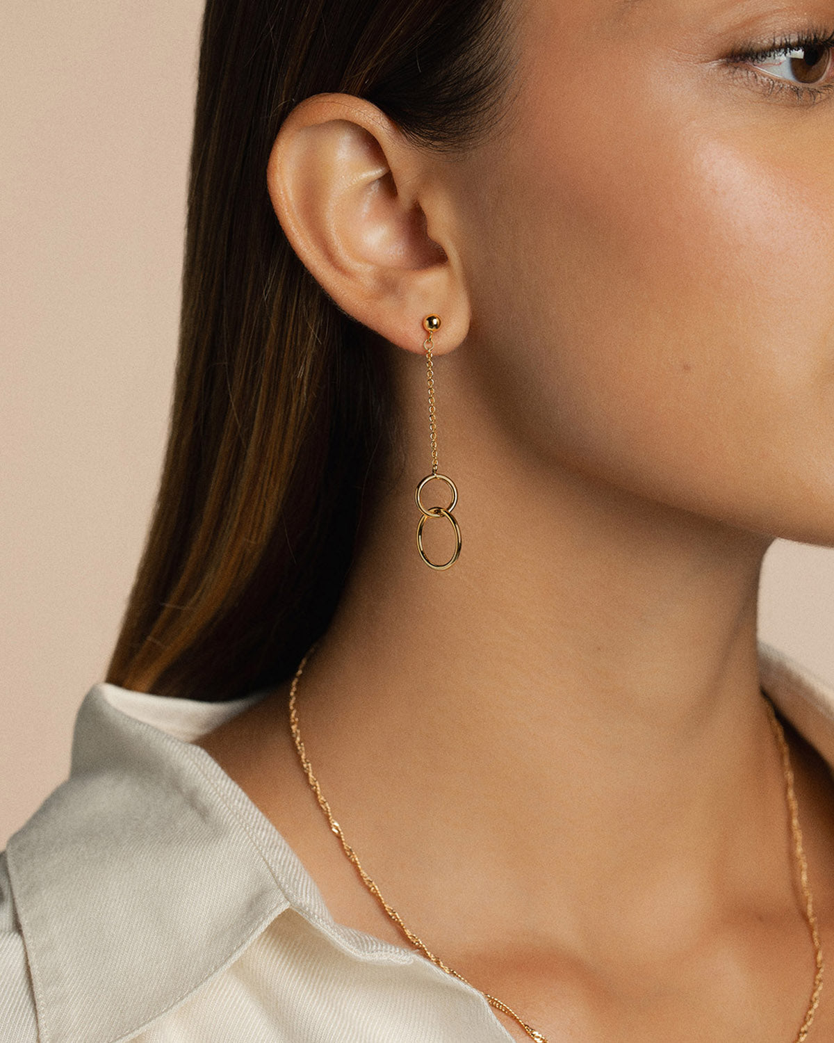 A 18k gold-plated necklace and double ring earrings
