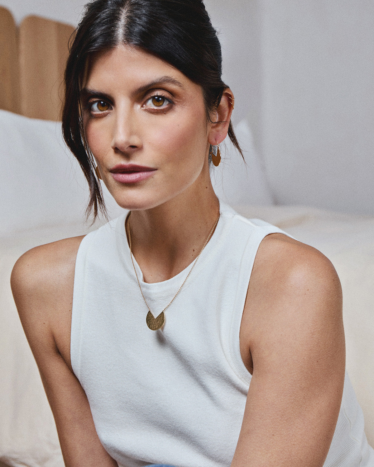 A model wearinf the hammered set 18k gold-plated collection 