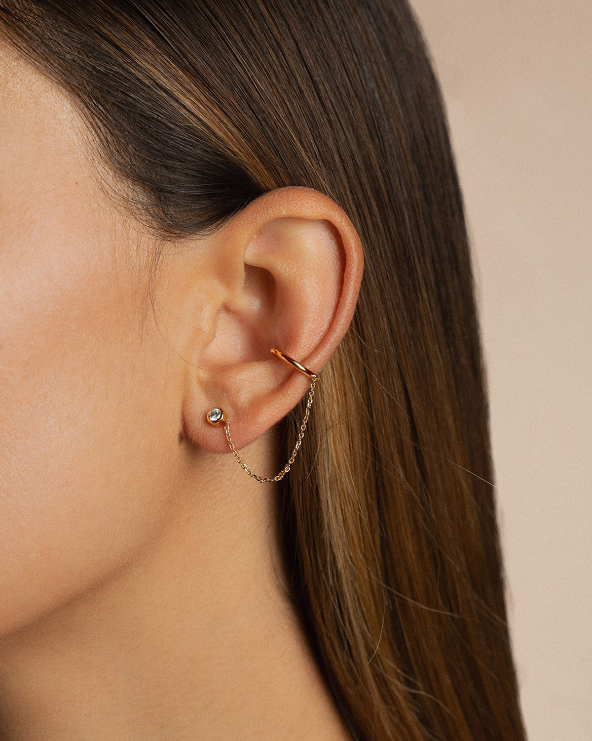 A 18k gold-plated ear cuff made with zirconium