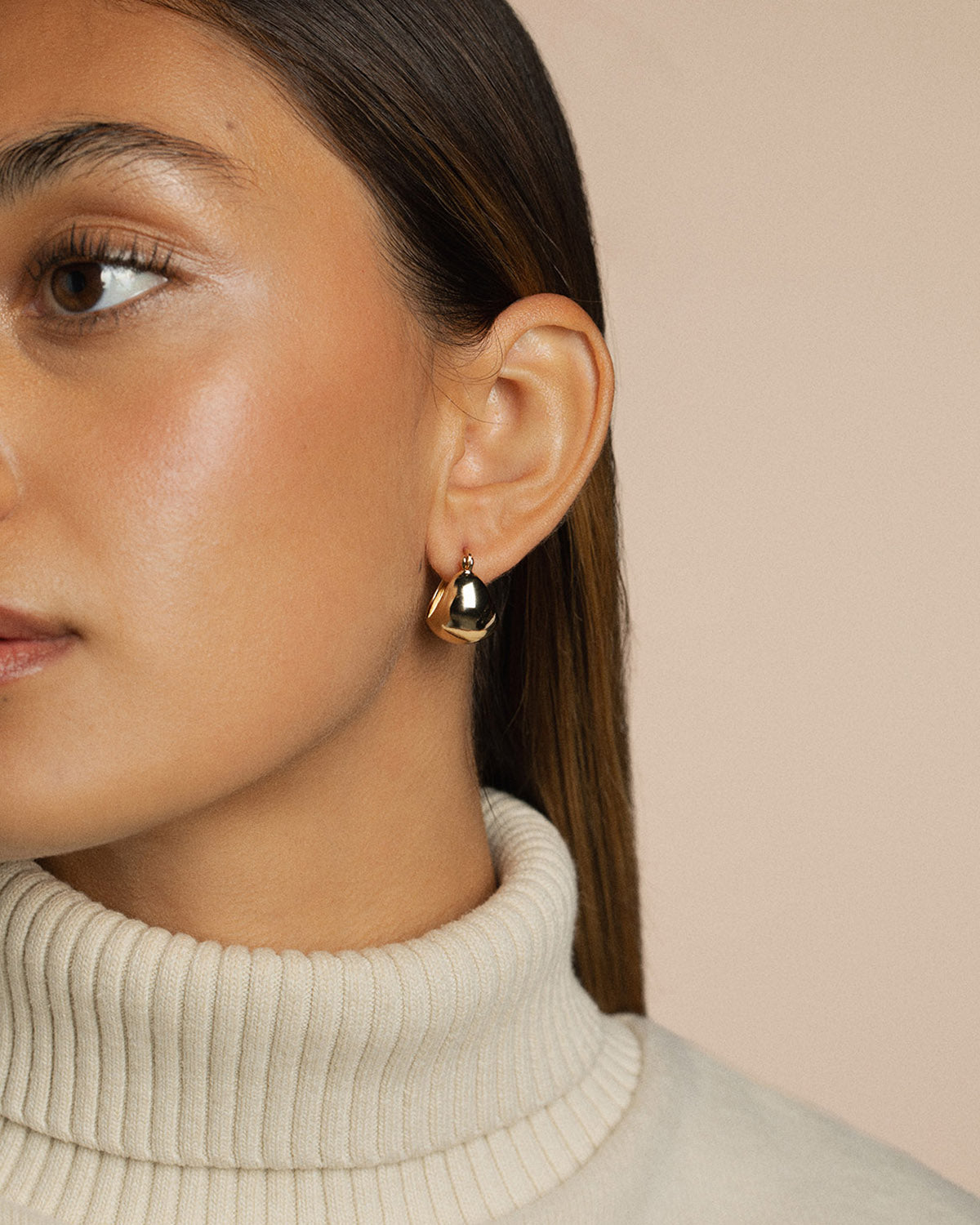 A 18k gold-plated earrings representing a water drop