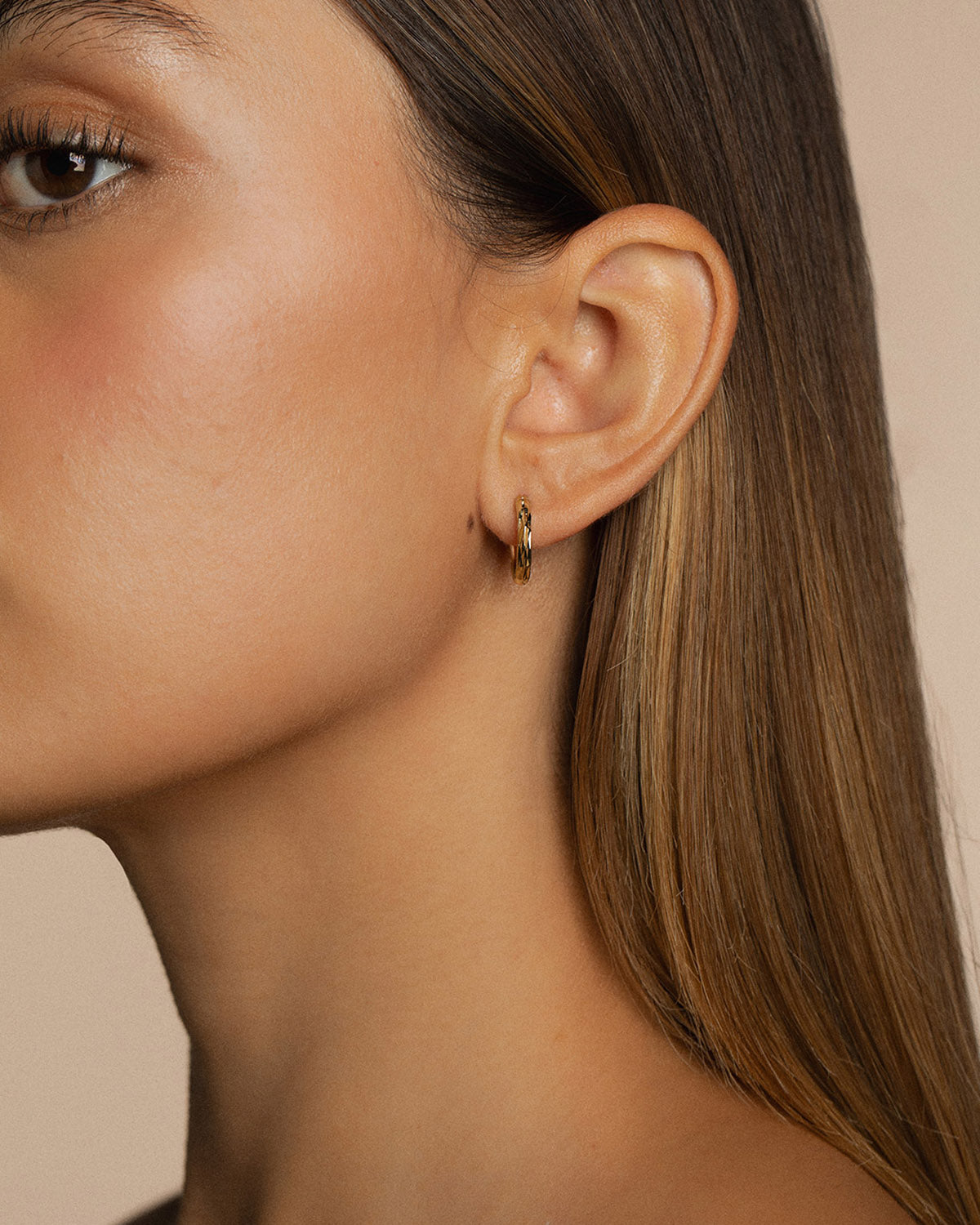 A 18k gold-plated gliding earrings hoop