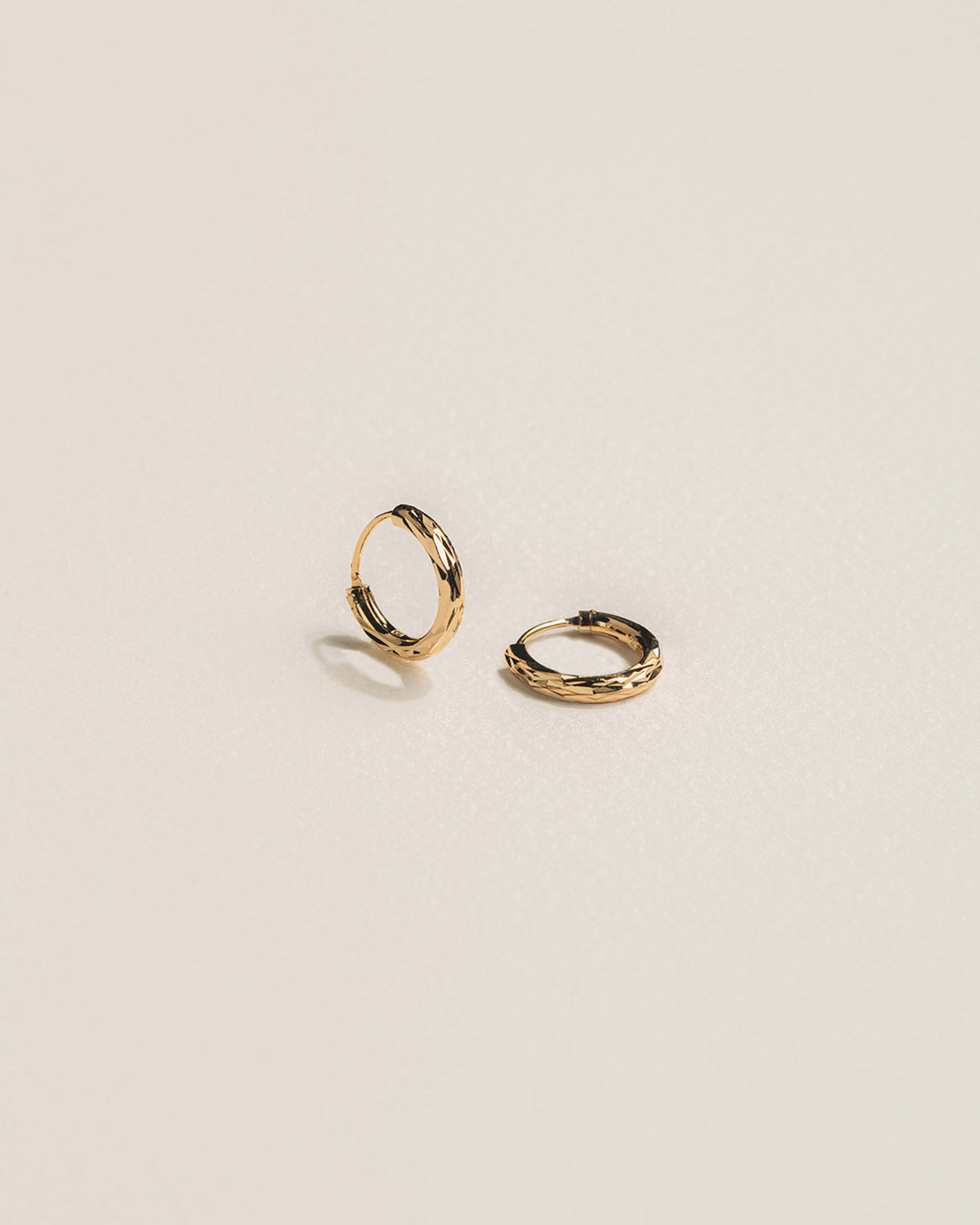 A 18k gold-plated hammered earrings hoop