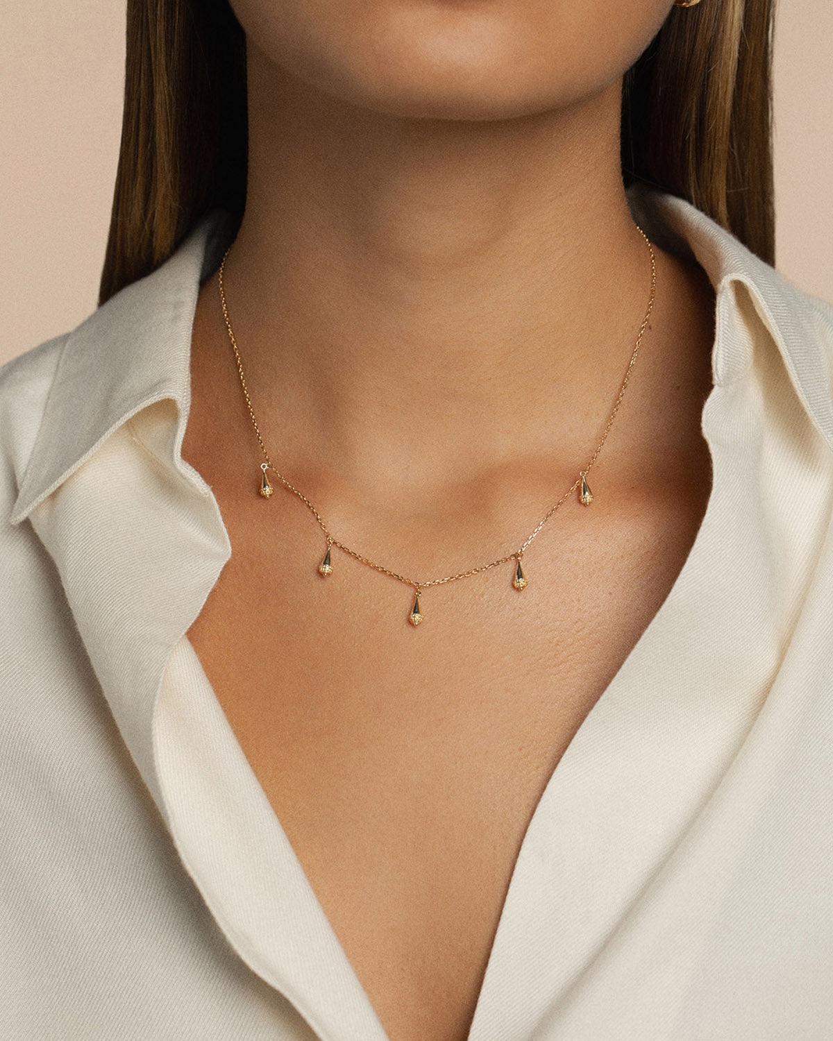 A 18k gold-plated chain necklace with gold drops.