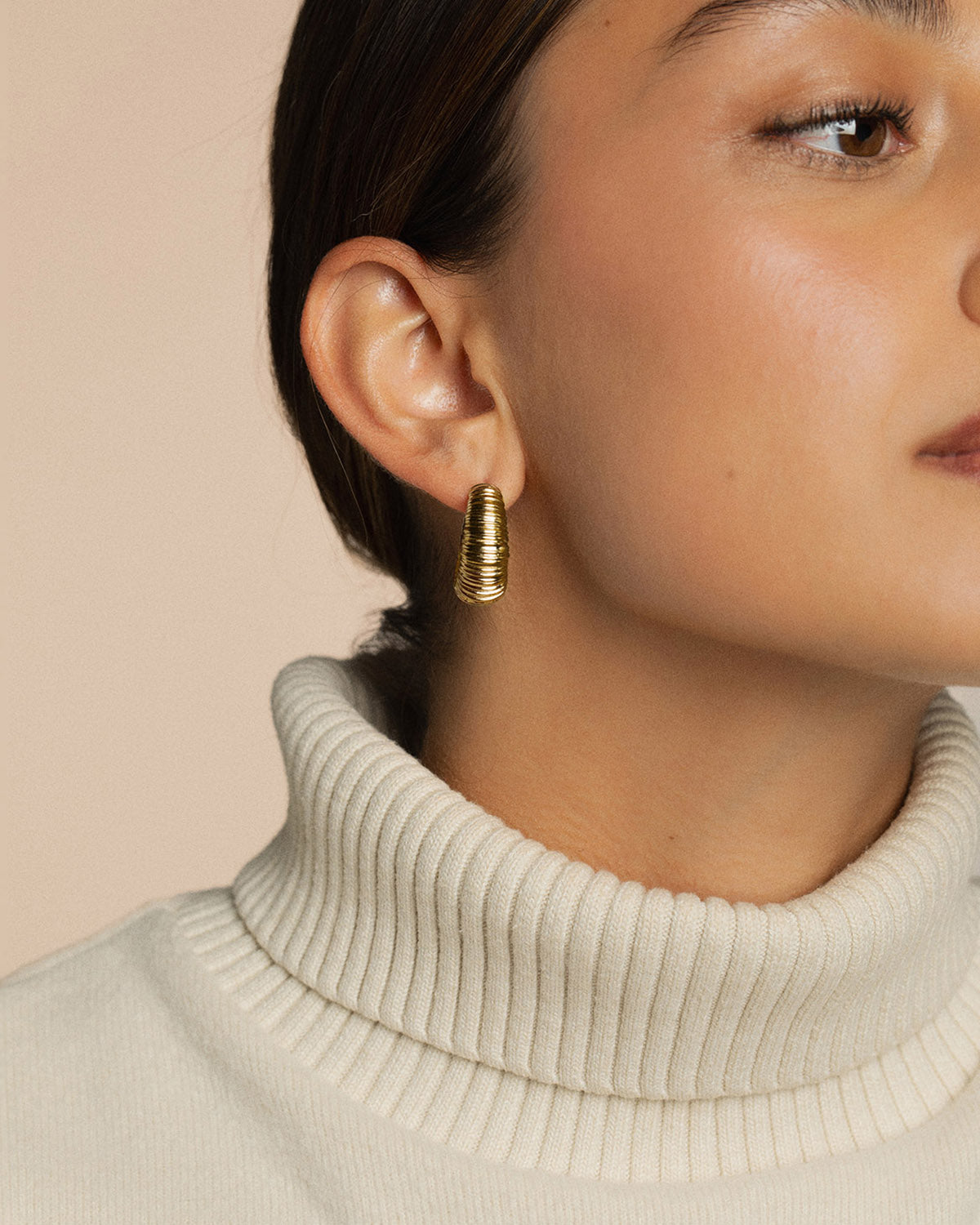 A 18k gold-plated ring with a gliding effet