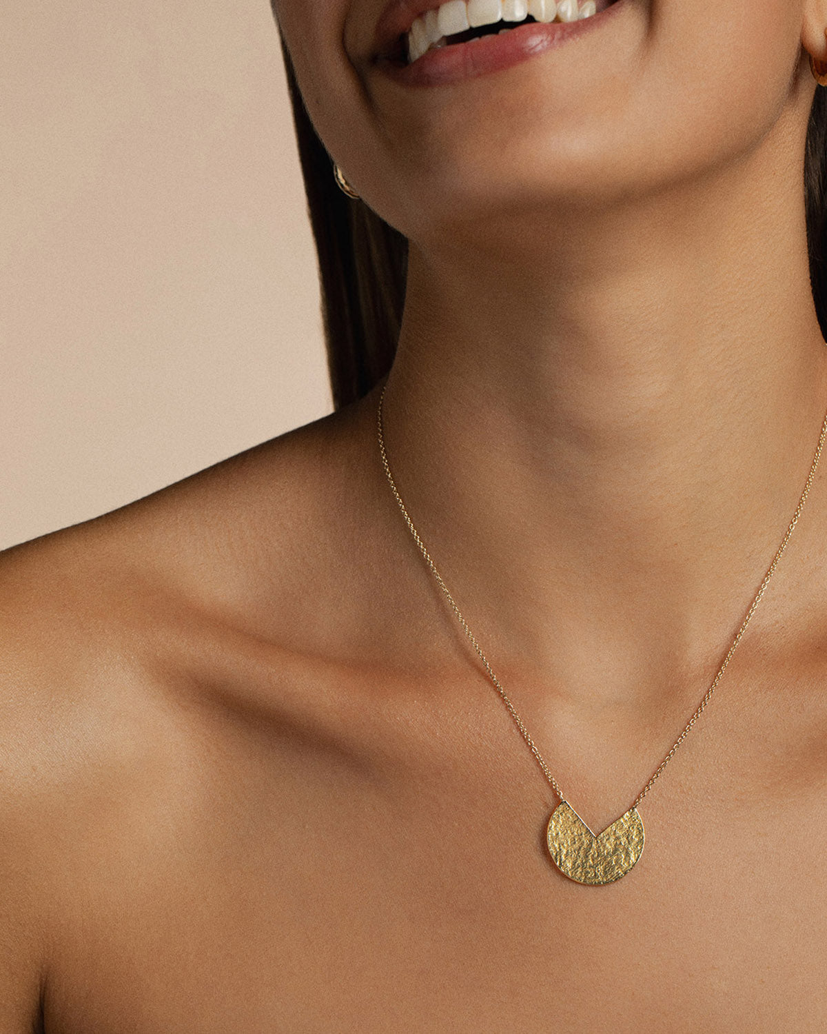 A 18k gold-plated hammered and textured necklace gold