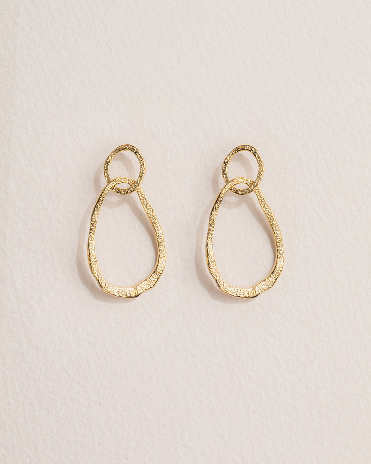 A 18k gold-plated double textured hoop earrings with a gliding effet