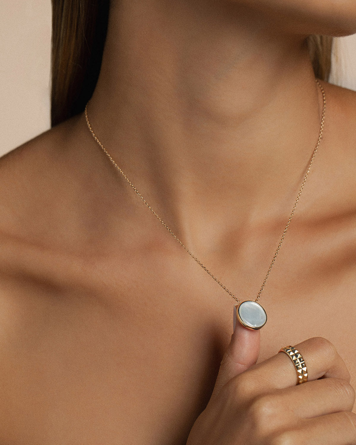 A 18k gold-plated mother-of-pearl necklace.