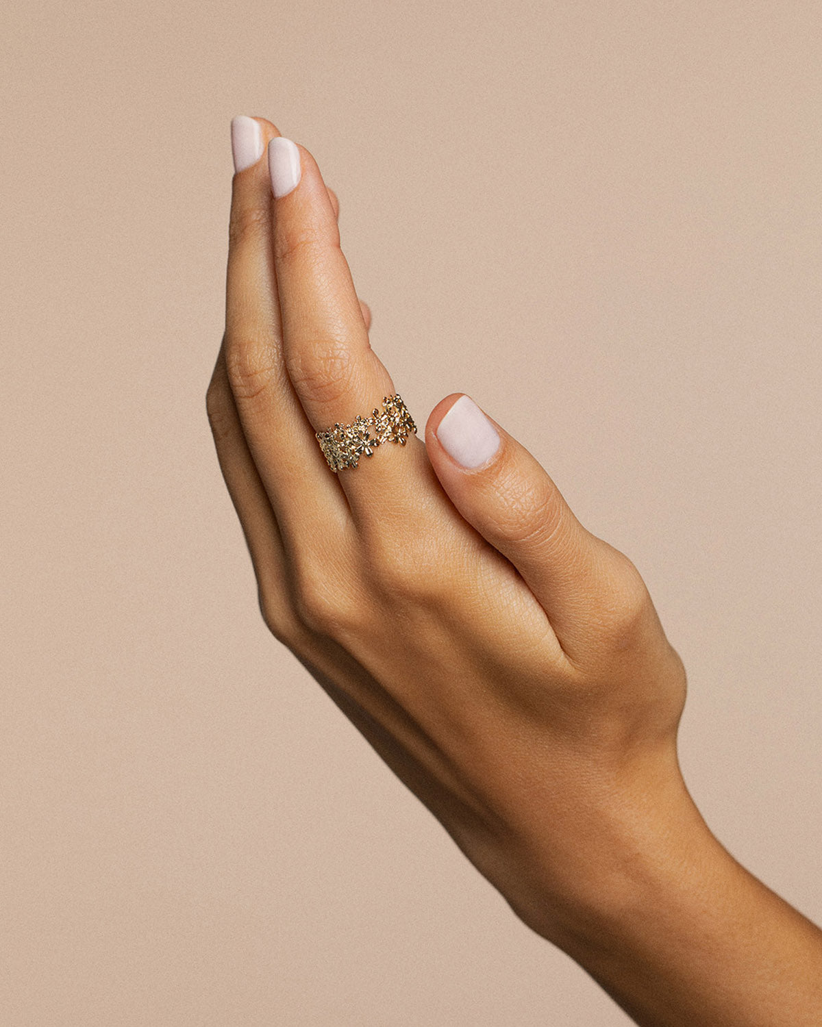 A 18k gold-plated gliding and floral ring