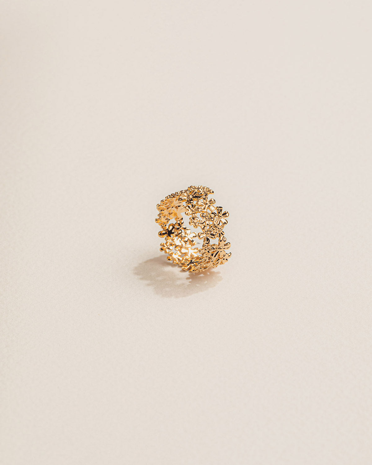 A 18k gold-plated gliding ring