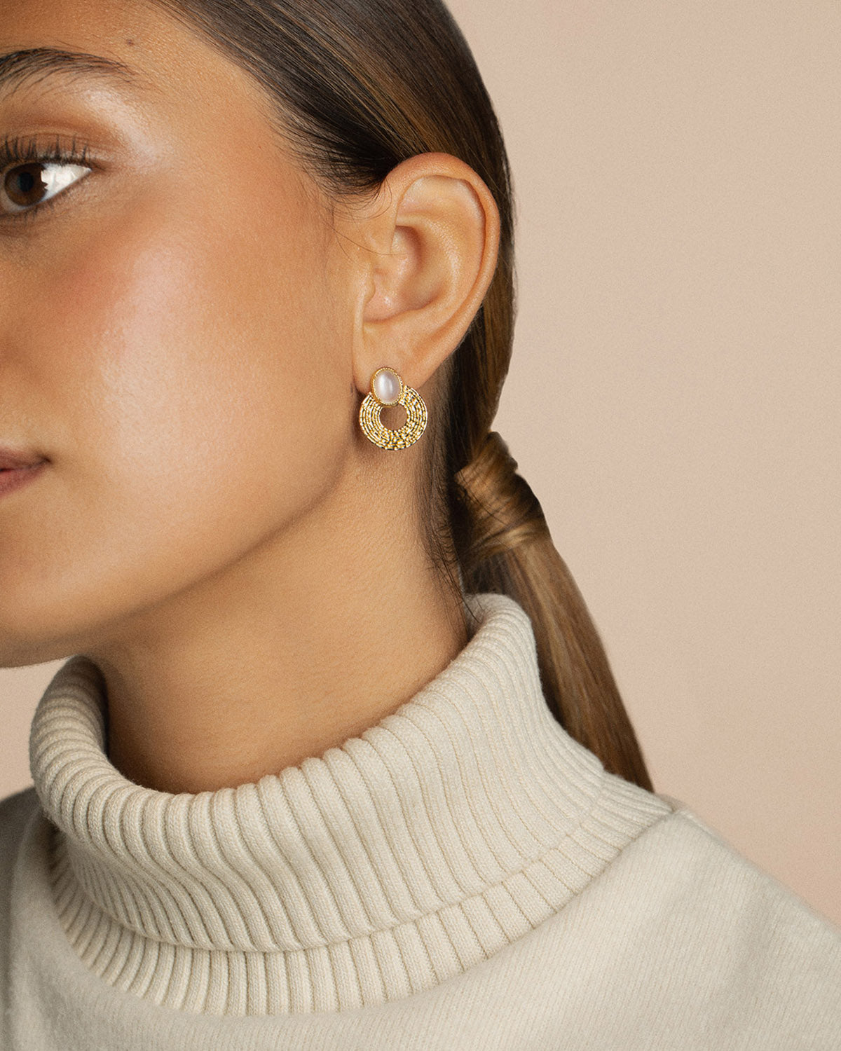 A 18k gold-plated earring with mother-of-pearl