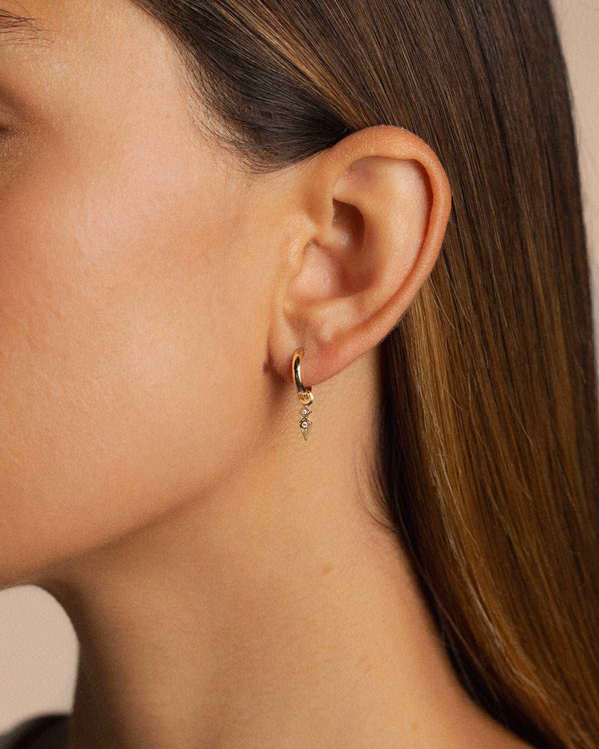 A 18k gold-plated earrings with an arrow shape