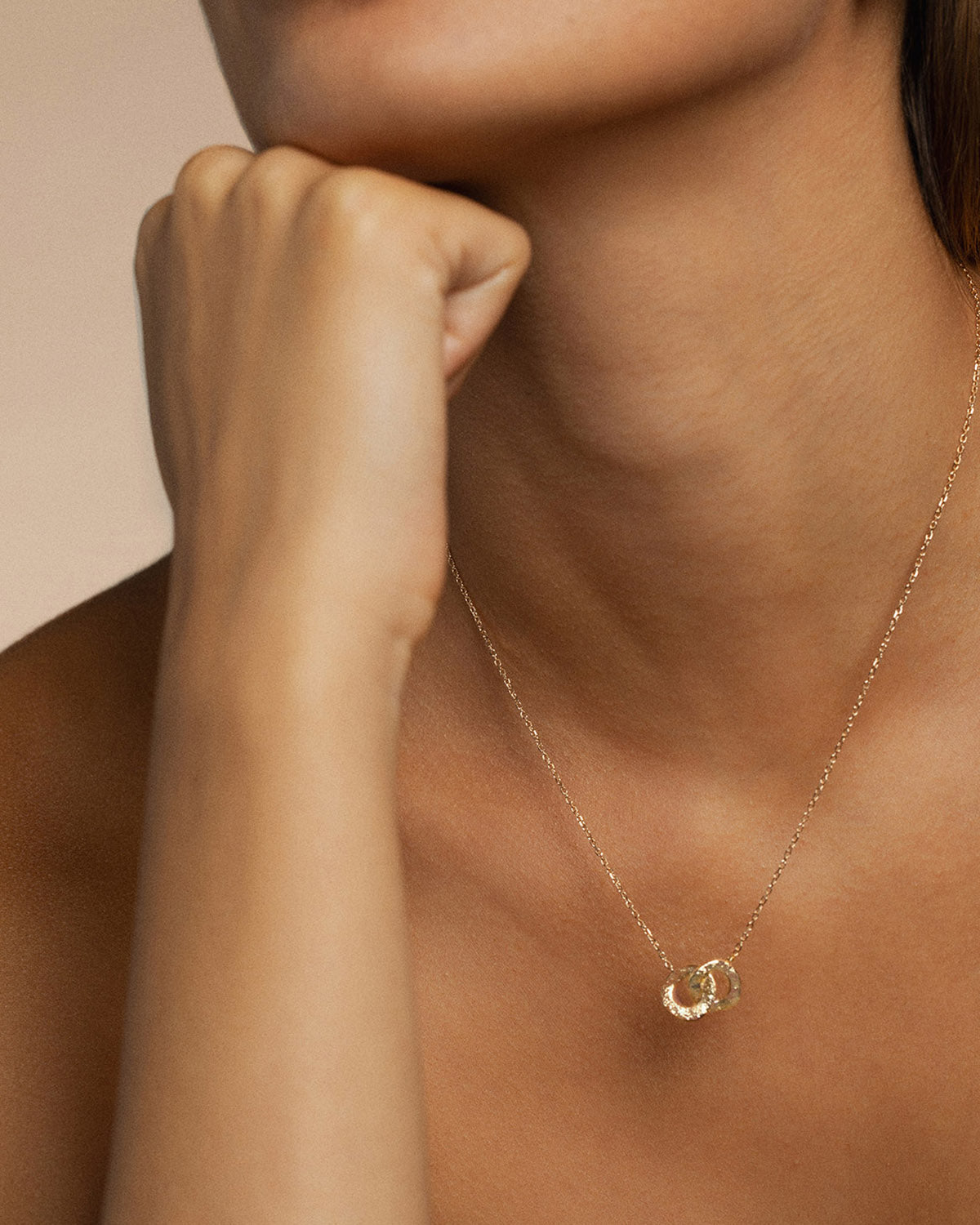 A 18k gold-plated double hammered circles necklace