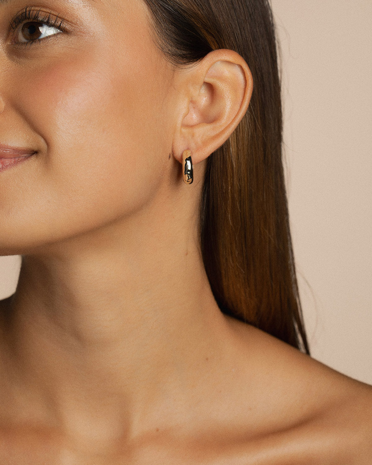 A 18k gold-plated earrings hoop with a hammered and glading effect.