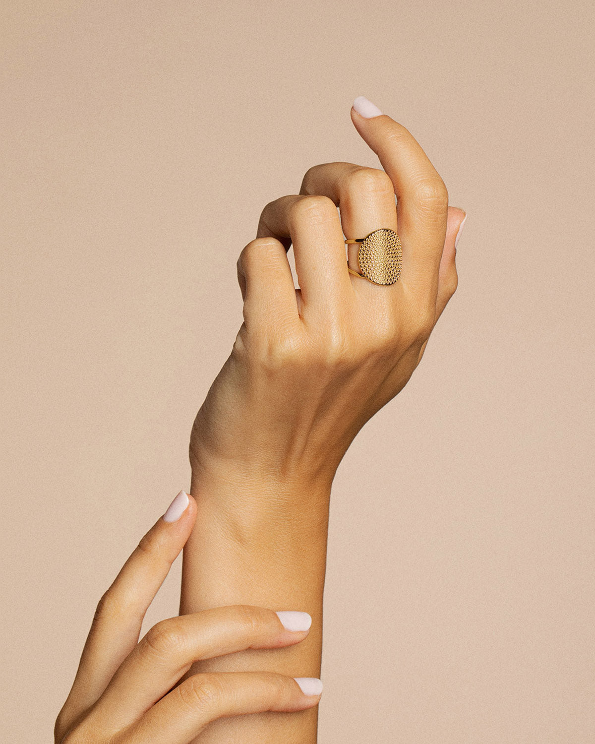 18k gold-plated hammered and gliding ring