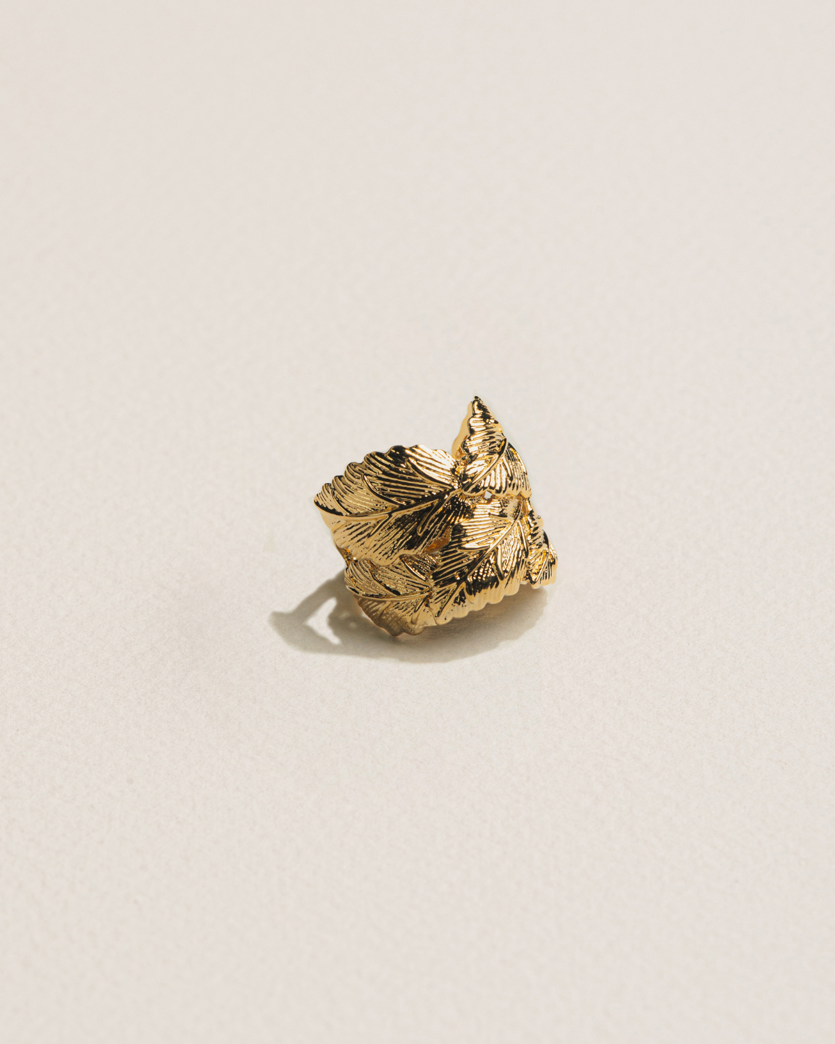 18k gold-plated ring representing a majestic leaves of nature