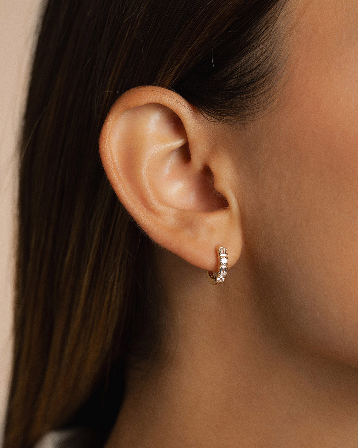 A 18k gold-plated white zirconia earrings hoop