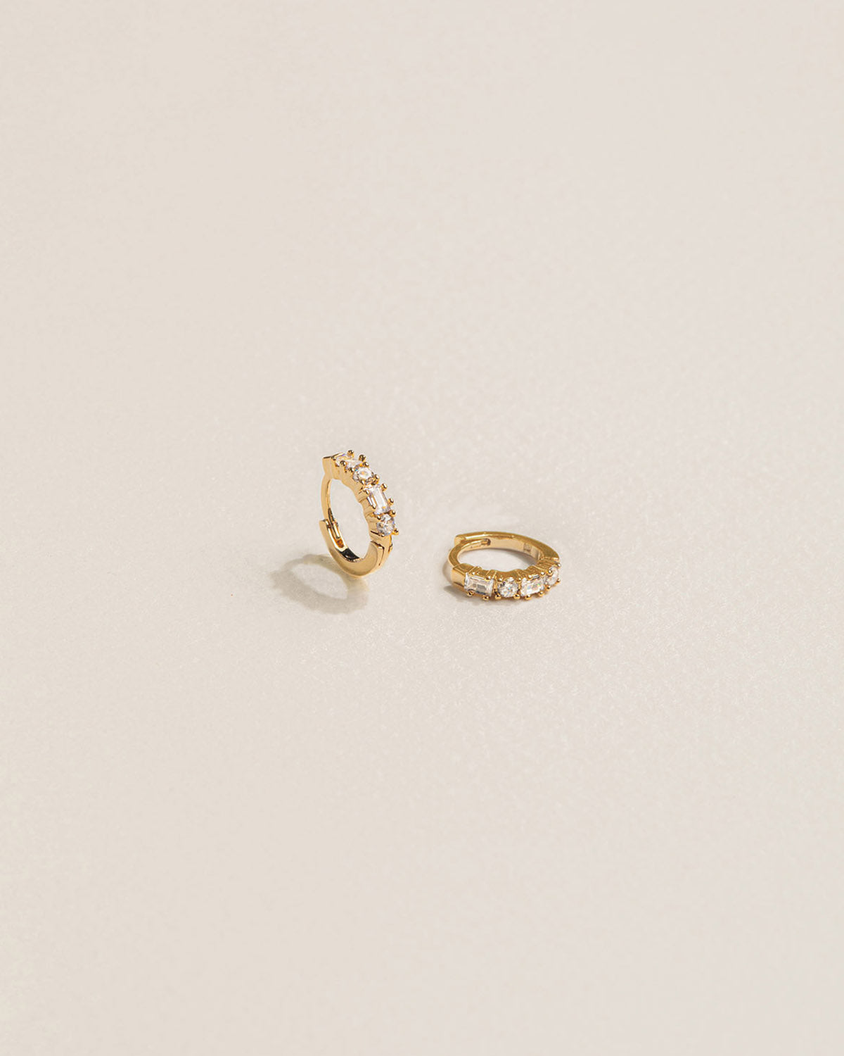 A 18k gold-plated zirconia earrings hoop